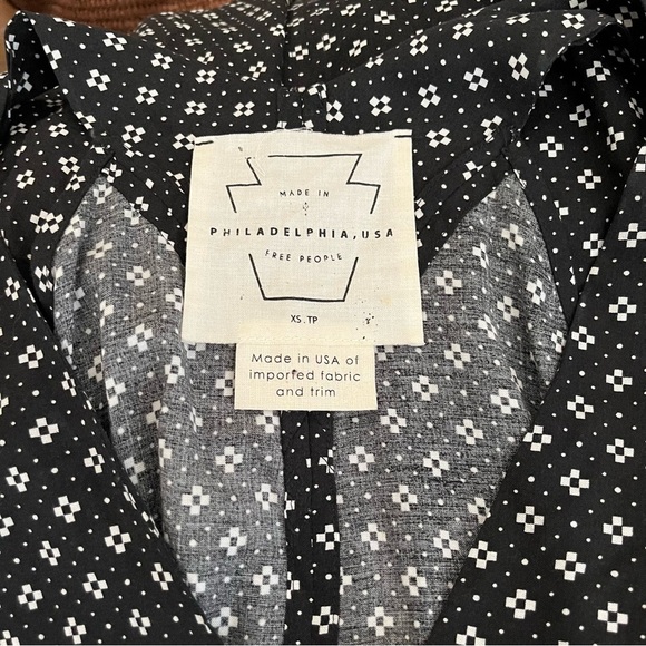 Free People Black Geo Print High Low Tunic Top XS Womens Sleeveless Deep V-Neck - Picture 7 of 7